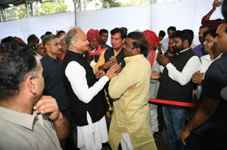 मुख्यमंत्री निवास पर CM गहलोत को भवानी शंकर माली ने होली की दी  बधाई लिया आशीर्वाद