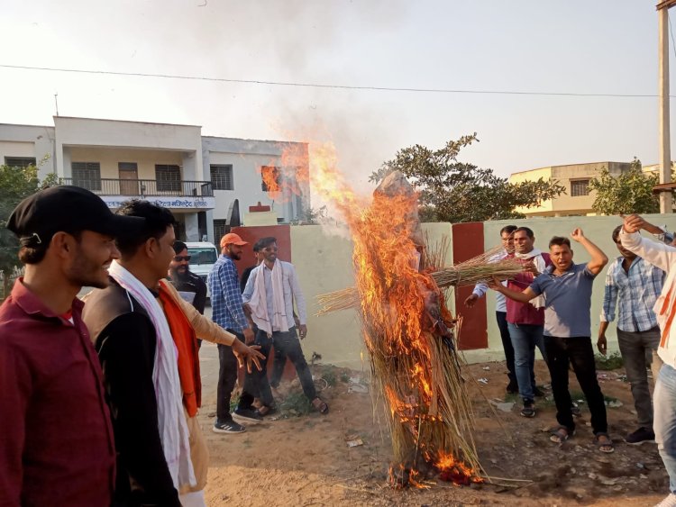 CM अशोक गहलोत की निकाली शव यात्रा ,जलाया पुतला :सांसद डा. किरोड़ी लाल मीणा की गिरफ्तारी का विरोध