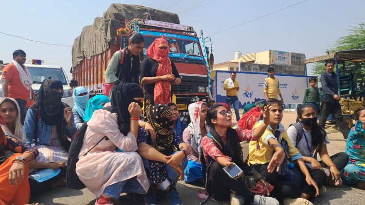 राजकीय महाविद्यालय कठूमर का ताला मिला बंद:विद्यार्थियों ने विरोध प्रदर्शन-रोड जाम करते हुए एसडीम को सौंपा ज्ञापन
