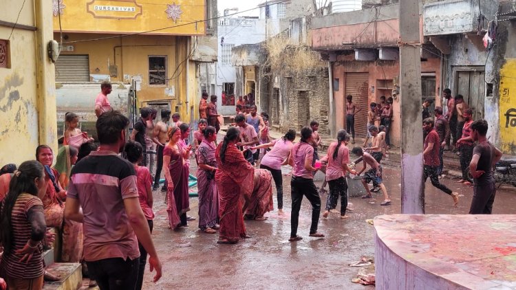 कारोई में खेली कोड़ा मार होली:नीम का चौक में रंगोत्सव का पर्व धूमधाम से मनाया
