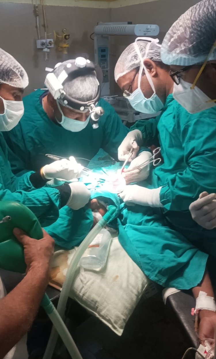 उपजिला अस्पताल महुआ में डॉक्टर रविकांत अग्रवाल ने गले की गांठ का किया सफल ऑपरेशन