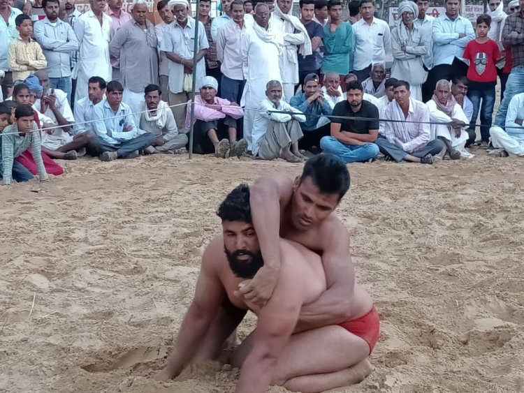 बाघोली में शीतला माता के मेले में पुरुष वर्ग में निक्कू खोरी को हराकर जयरामपुरा के नेतराम ने जीती 3100 रु की अंतिम कुश्ती
