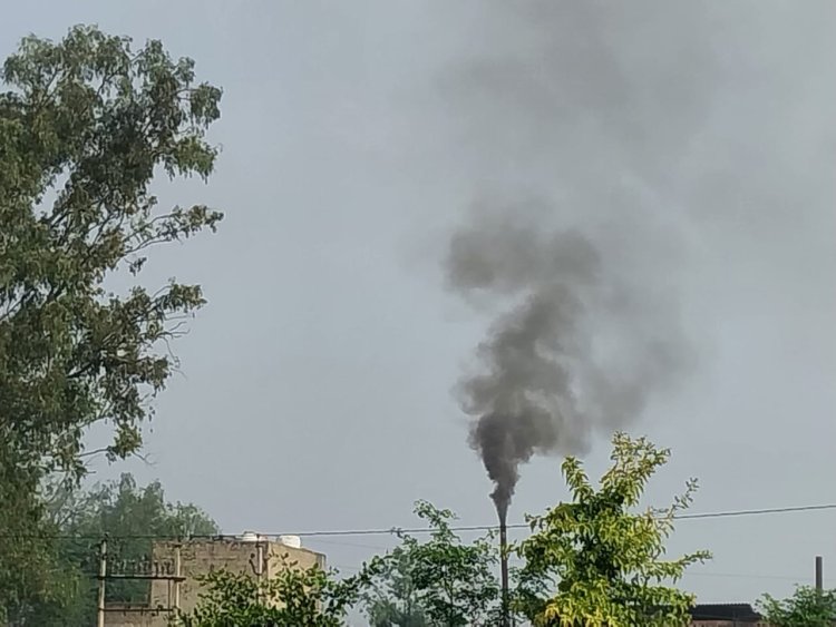 बुर्जा स्थित बूरा फैक्ट्री की प्रदूषणकारी चिमनियां उत्पन्न कर रही श्वास के गंभीर रोग:  ग्रामीण परेशान