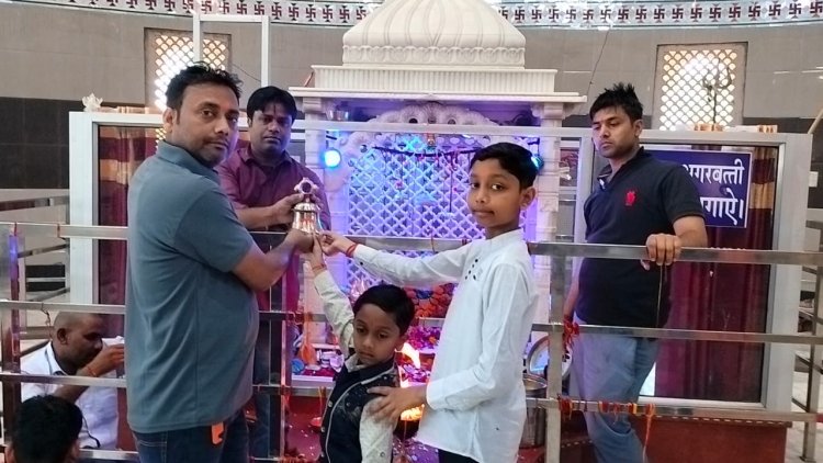 पत्रकार सोनू ने माता पिता की याद में  माता मंदिर पर चढ़ाया घंटा