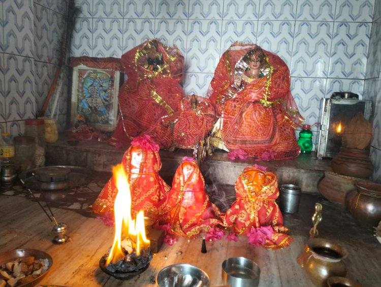 सुंदर पहाड़ियों के बीच अवस्थित है किशोरपुरा की   आराध्य देवी माता चामुंडा का मंदिर गांव के सामने जलती है ज्योति