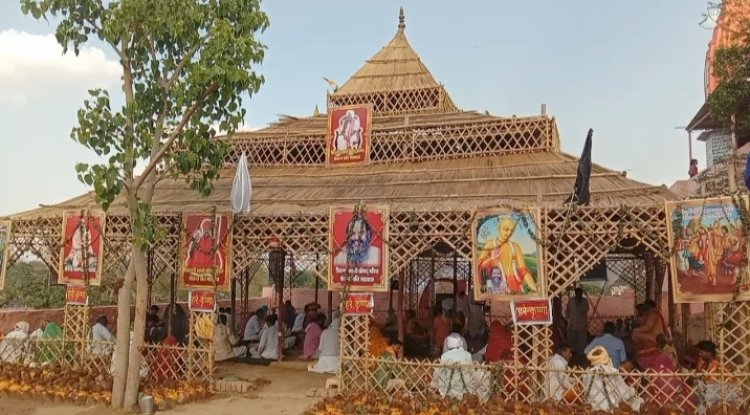 नारायणपुर गांव में यति महाराज के आश्रम में विष्णु महायज्ञ में श्रद्धालुओं ने दी आहुतियां