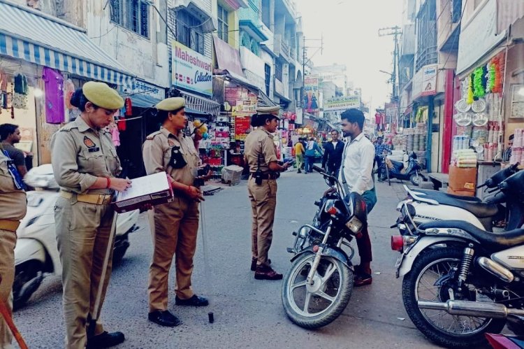 नवरात्र को लेकर प्रशासन सतर्क: इंस्पेक्टर रेनू सिंह ने किया पैदल गश्त, लोगों को दिलाया सुरक्षा का एहसास