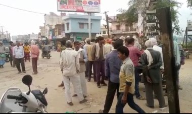 प्रशासन के लिए रेलवे फाटक पर दिहाड़ी मजदूरों की भीड़ बना जी का जंजाल