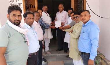 महात्मा ज्योतिराव फुले की जयंती पर सार्वजनिक अवकाश घोषित करने की स्वीकृति को लेकर सौंपा ज्ञापन