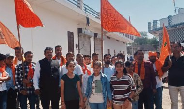 हनुमान जन्मोत्सव पर रामगढ़ में निकली विशाल ध्वज यात्रा:मार्ग में हुई पुष्पवर्षा -प्रसाद वितरण