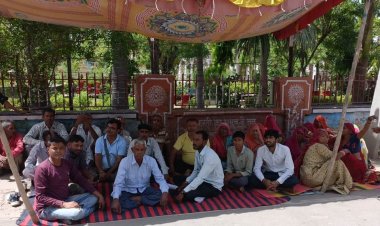 आवंटित क्योस्क दुकान को डेयरी बूथ कर देने का विरोध, सांकेतिक धरना दिया