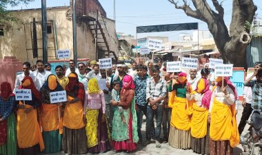 803 आवंटन निरस्त करवाने की कार्रवाई पर  सैकड़ों स्त्री पुरुषों ने राजगढ़ शहर में  रैली निकालकर किया प्रदर्शन
