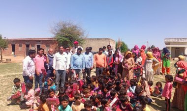 घसीपुरा की नाथ बस्ती में नंगे पांव बच्चों को चप्पल मिलने पर खिले चेहरे