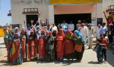 पापडा में पानी की समस्या को लेकर ग्रामीणो मे आक्रोश: जलदाय विभाग के खिलाफ विरोध प्रदर्शन कर पंचायत पर जड़ा ताला