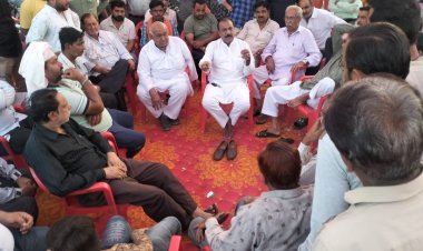 प्रतिष्ठान बंद रख व्यापारियों ने दिया धरना : फल विक्रेता पर जानलेवा हमले का मामला