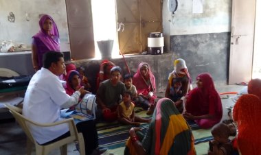 बैंकिंग सेवाओं के प्रति आगनवाड़ी केंद्र पर महिलाओं को किया जागरूक