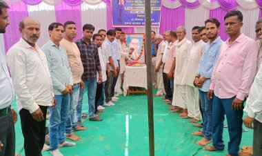 बाबा साहेब की प्रतिमा पर पुष्प अर्पित कर किया नमन