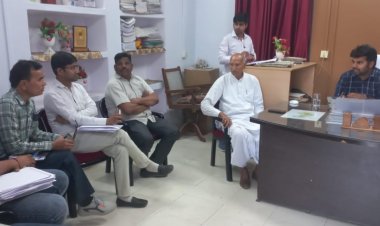 उपखंड स्तरीय बैठक में अधिकारियों को विधायक ने पेयजलापूर्ति व मौसमी बीमारियों के प्रति किया सचेत