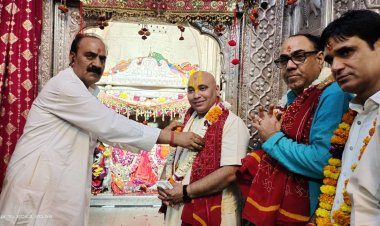 महाराज दशरथ के मंदिर को लेकर शेखावाटी में प्रवास पर  महल के महंत कृपालु महाराज