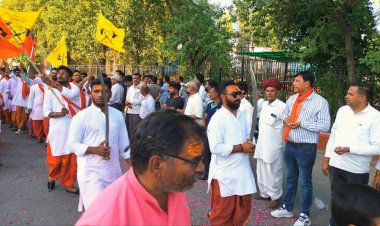 विप्र सेना द्वारा आयोजित भूदेव संगम के तहत पीताम्बरमय संचलन का कांग्रेसजनों ने पुष्प वर्षा कर किया जोरदार स्वागत