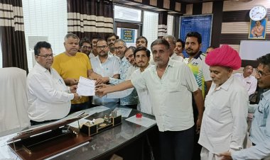 महात्मा ज्योतिबा एवं सावित्रीबाई फुले की मूर्ति लगाने का दिया ज्ञापन