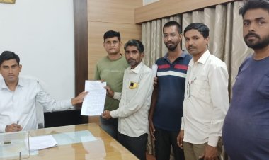 पक्की सड़क का निर्माण कराने को लेकर सौंपा ज्ञापन