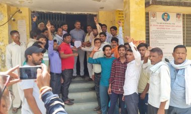 उप जिला स्वास्थ्य केंद्र कस्बे से 5 किलोमीटर दूर बनाए जाने पर कस्बेवासियों ने किया विरोध प्रदर्शन:मुख्यमंत्री के नाम एसडीएम को सौंपा ज्ञापन