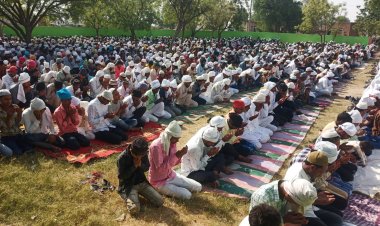 ईदुलफितर का त्यौहार हर्षोल्लास से मनाते हुए हजारों लोगों ने एक साथ नमाज अता कर मांगी अमन चैन की दुआ