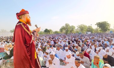 अकीदत के साथ अदा की गई ईद की नमाज, एक दूसरे को गले लगाकर दी ईद की बधाई