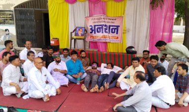 धरने पर बैठे अनशन कार्यों की स्वास्थ्य में आई गिरावट कल होगा बड़ा आंदोलन