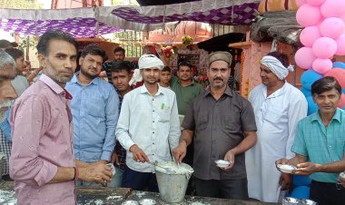 बानसूर के मंशा माता मंदिर पर खीर प्रसाद का हुआ वितरण