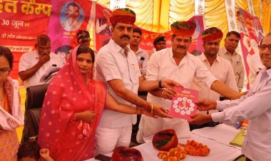 देवीपुरा के महंगाई राहत कैंप में पहुंचे विधायक डॉ. शर्मा, लाभार्थी किट बांटे