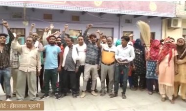 सफाईकर्मियों ने सामूहिक अवकाश पर रह कर निकाली रैली: अपनी मांगों को लेकर अधिशाषी अधिकारी को सौंपा ज्ञापन