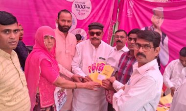 महंगाई राहत कैंप में बढ़-चढ़कर भाग ले रहे हैं अधिकारी जनप्रतिनिधि