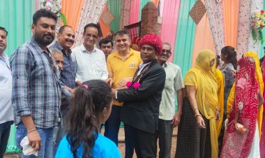 तखतगढ़ व्यापार एवं उद्योग मंडल की पहल, बालिका की शादी में शगुन राशि की सुपुर्द