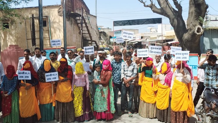 803 आवंटन निरस्त करवाने की कार्रवाई पर  सैकड़ों स्त्री पुरुषों ने राजगढ़ शहर में  रैली निकालकर किया प्रदर्शन