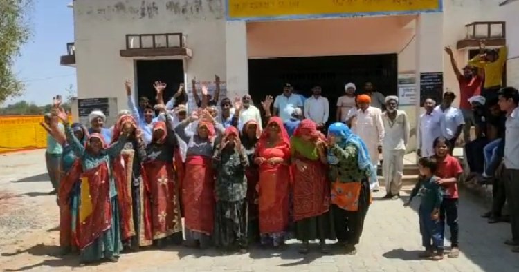 पापडा में पानी की समस्या को लेकर ग्रामीणो मे आक्रोश: जलदाय विभाग के खिलाफ विरोध प्रदर्शन कर पंचायत पर जड़ा ताला