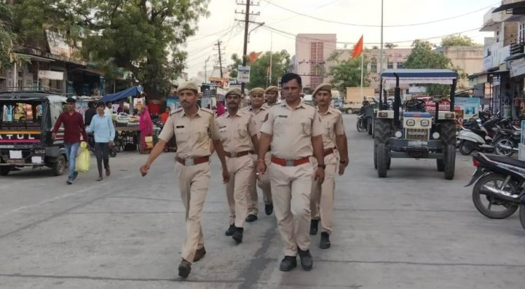 रोजा ईद एवं यूपी में घटना  को लेकर पुलिस अलर्ट:पुलिस ने निकाला फ्लैग मार्च, शांति व्यवस्था कायम रखने की अपील