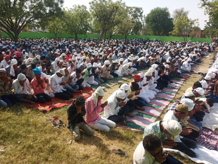 ईदुलफितर का त्यौहार हर्षोल्लास से मनाते हुए हजारों लोगों ने एक साथ नमाज अता कर मांगी अमन चैन की दुआ