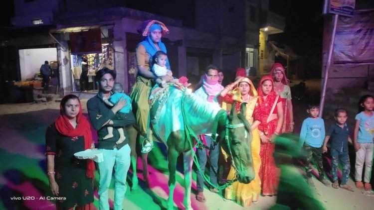 चंवरा में महरानियां परिवार ने लाडो को घोड़ी पर बैठाकर गाजे बाजे से निकाली बिंदोरी