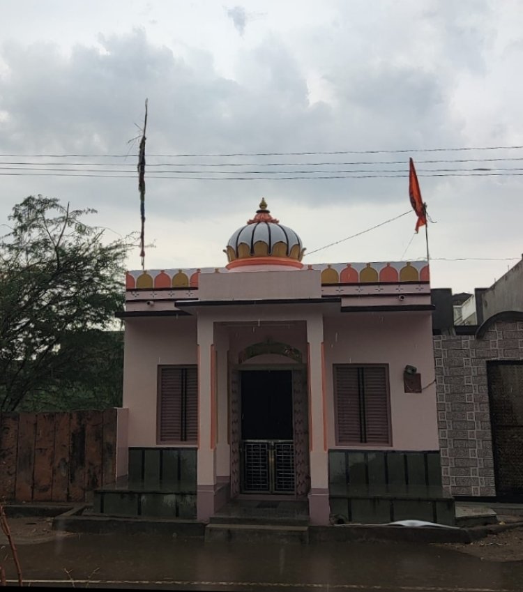 बाबा रामदेव मंदिर के ऊपर तेज गर्जना के साथ गिरी बिजली: हादसा टला