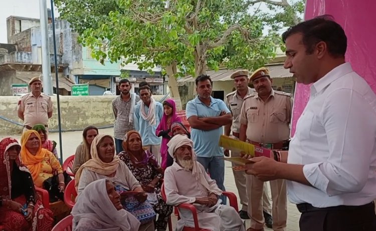 गोविंदगढ़ में महंगाई राहत कैंप के औचक निरीक्षण के लिए पहुंचे अलवर जिला कलेक्टर:मिली खामियां