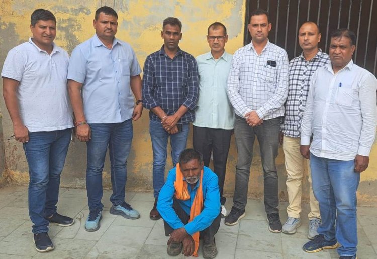 हत्या व डकैती के मामले में 16 वर्ष से फरार चल रहे 4000 रूपये के ईनामी बदमाश को डीएसटी टीम ने किया गिरफ्तार
