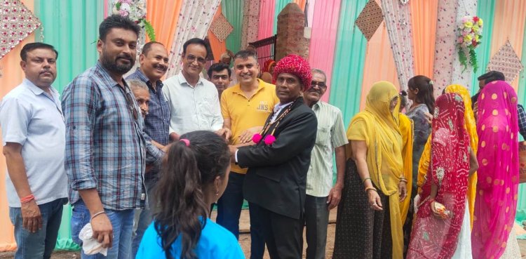 तखतगढ़ व्यापार एवं उद्योग मंडल की पहल, बालिका की शादी में शगुन राशि की सुपुर्द