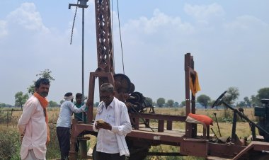 पीएचडी विभाग द्वारा हैंडपंप की ली गई सुध,हैंडपंप से पानी आने पर एईएन कैलाश वर्मा का जताया आभार
