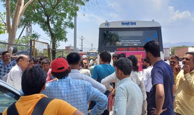 पुलिस थाने के बाहर बस को नहीं रोकने पर कॉन्स्टेबल ने रोडवेज चालक को पीटा