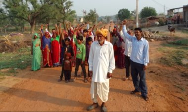 खातेदारी भूमि में ठेकेदार द्वारा जबरन सड़क डालने पर ग्रामीणों ने किया विरोध प्रदर्शन