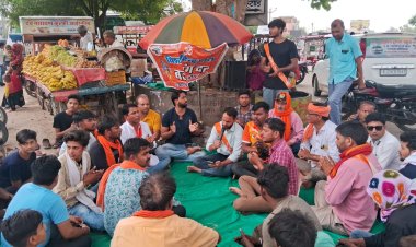 बजरंग दल के तत्वाधान में आक्रोश आंदोलन के तहत किया हनुमान चालीसा पाठ :फूंका अशोक गहलोत का पुतला