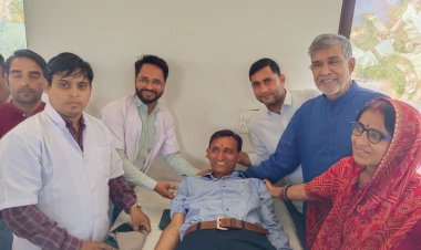 रक्तदान शिविर में 103 लोगों ने किया रक्तदान, रक्तदाताओं को हेलमेट व प्रमाण पत्र किया वितरित