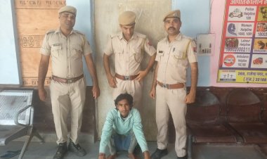 जुरहरा पुलिस की कार्यवाही, 11 लीटर हथकड शराब सहित एक युवक गिरफ्तार: शराब से भरी प्लास्टिक की जरीकेन जब्त